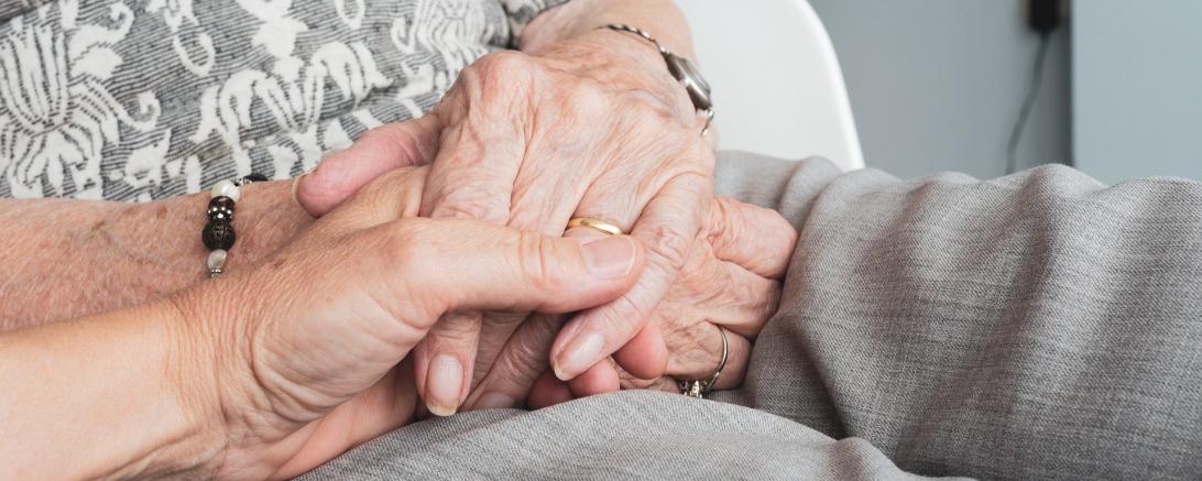 Das Bild zeigt die Hände einer Seniorin