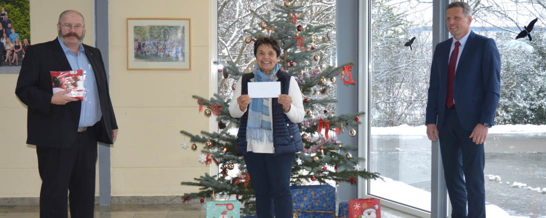 Das Bild zeigt die Spendenübergabe an Glühwürmchen e.V.