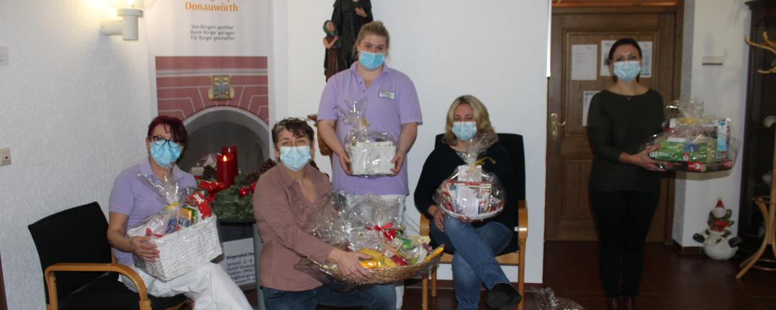 Die Mitarbeiter des Bürgerspitals freuen sich über Präsentkörbe. 