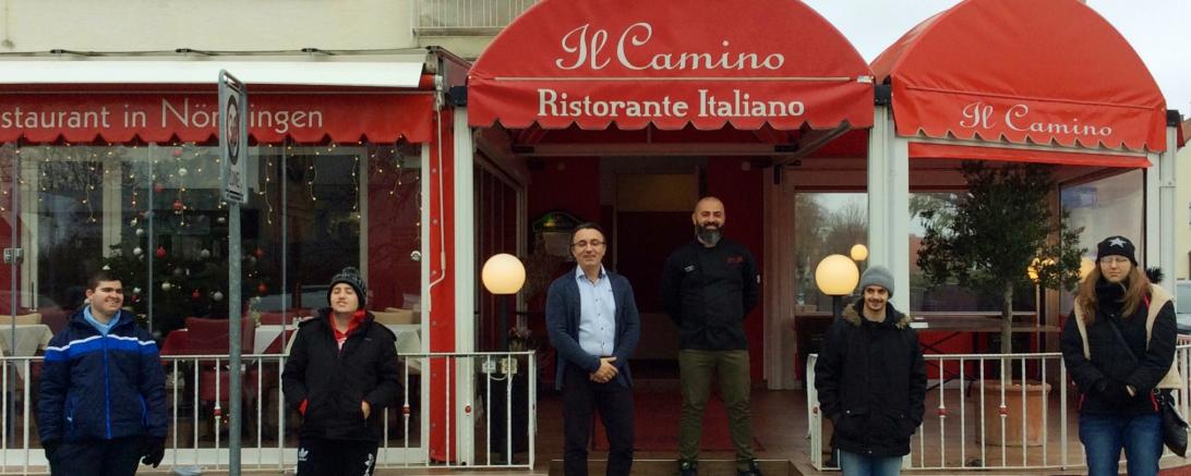 Sechs Personen stehen mit Abstand zueinander vor dem Restaurant Il Camino