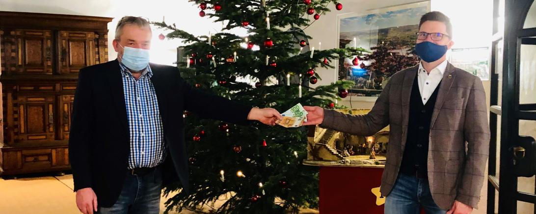 Günter Schnell und David Wittner vor Weihnachtsbaum