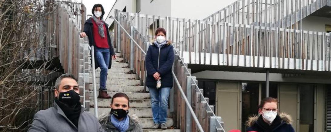 Hinten v.l.n.r.: Manuela Franz und Beate Götz  Vorne v.l.n.r.: Ehepaar Altun, Inhaber des E-Center Rain und Frau Koschwitz, stellv. Leitung der Wohnanlage