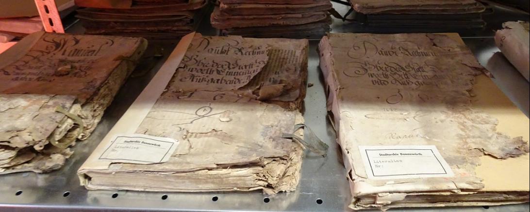 Das Bild zeigt die zu restaurierenden Akten.