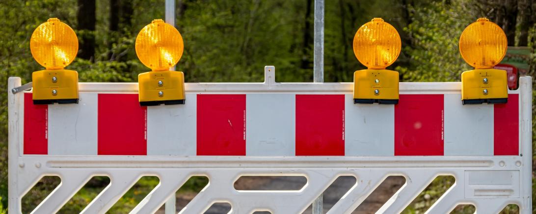 Das Bild zeigt eine Straßensperrung