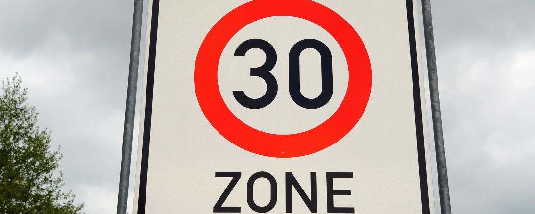 Das Bild zeigt das Verkehrsschild 30.