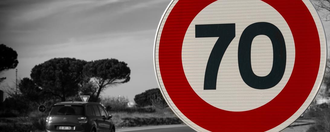 Das Bild zeigt die Geschwindigkeitsgrenze 70km/h