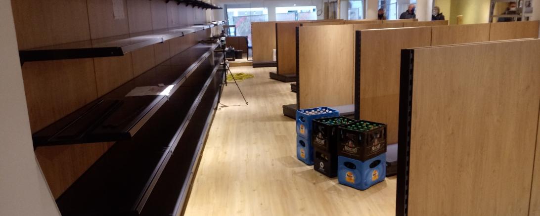 Das Bild zeigt den schnellen Umbau des Schuhhauses Braun zum Stadtladen.