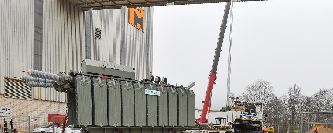 Ein Spezial-LKW transportierte letzte Woche den neuen Transformator zum Märker-Gelände in Harburg