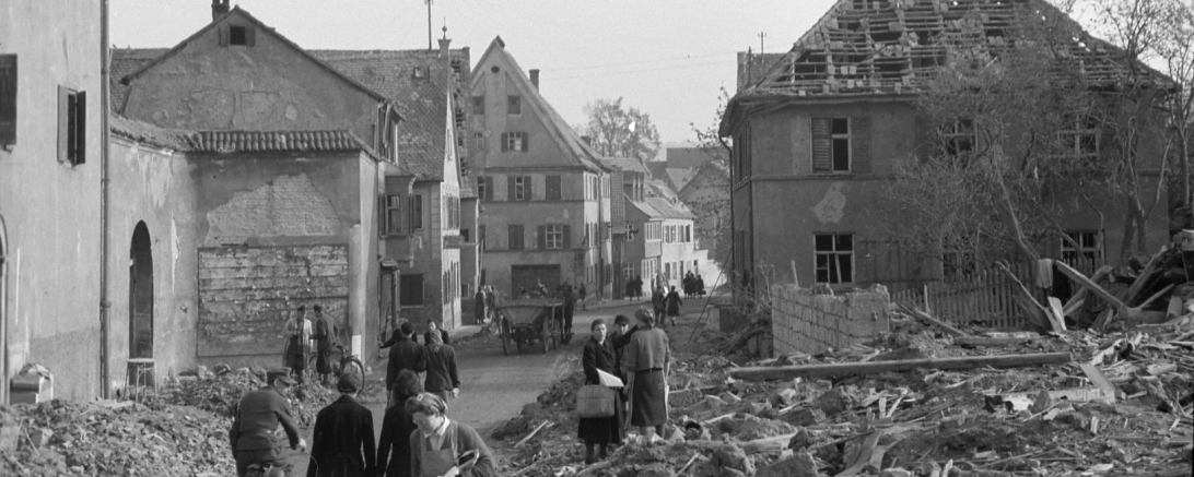Das Bild zeigt die Pflegestraße im April 1945