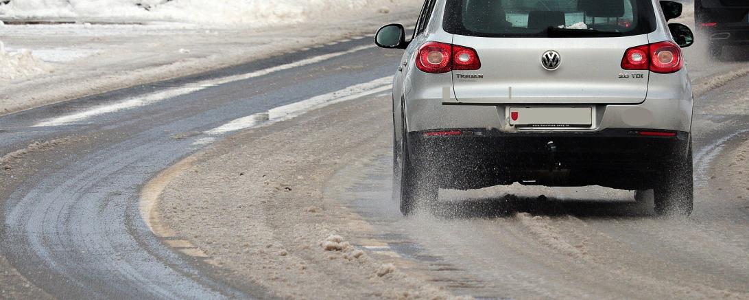 Das Bild zeigt eine Straße im Winter.