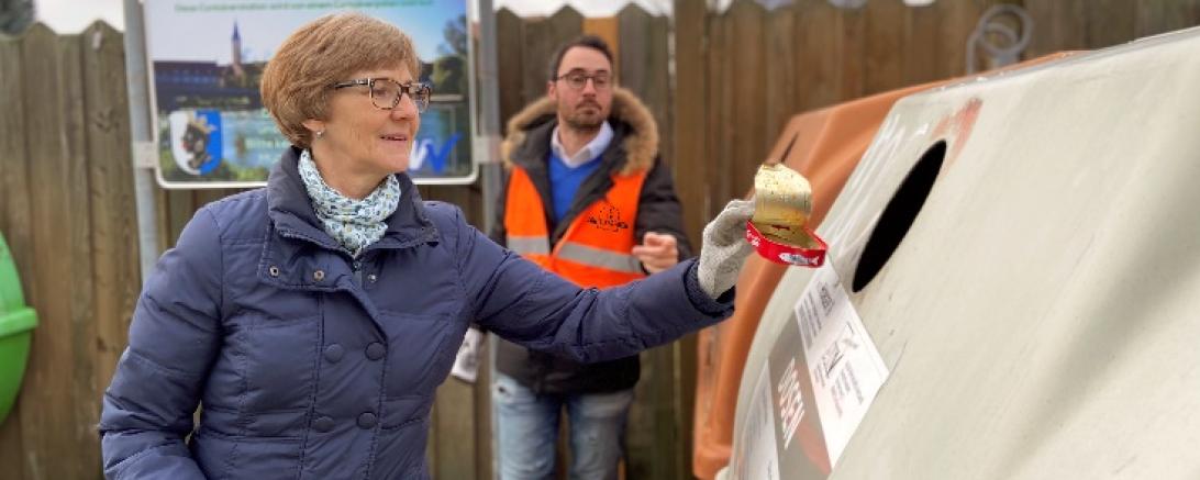 Containerpatin an Müllcontainerstation