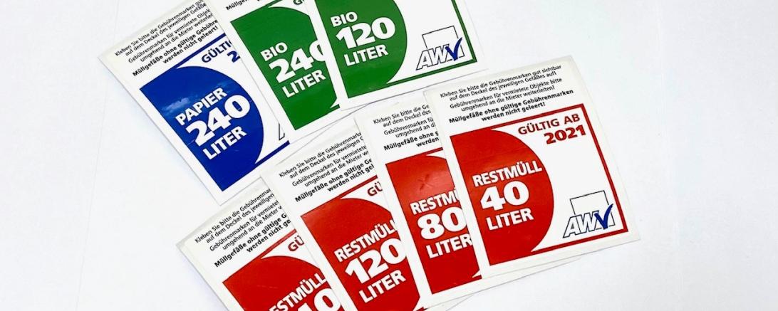 Das Bild zeigt die neuen Gebührenmarken der AWV.