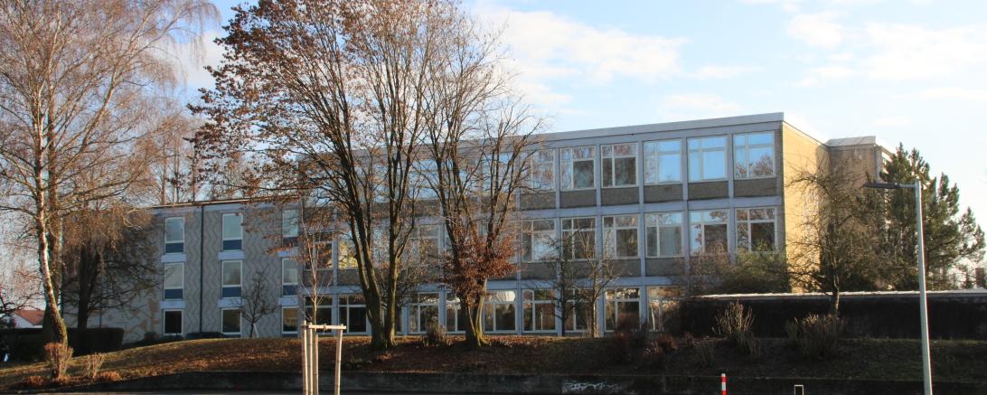 Das Bild zeigt die Grund- und Mittelschule Deiningen.