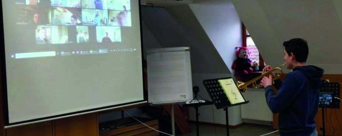 Das Bild zeigt das Musizieren per Videochat.