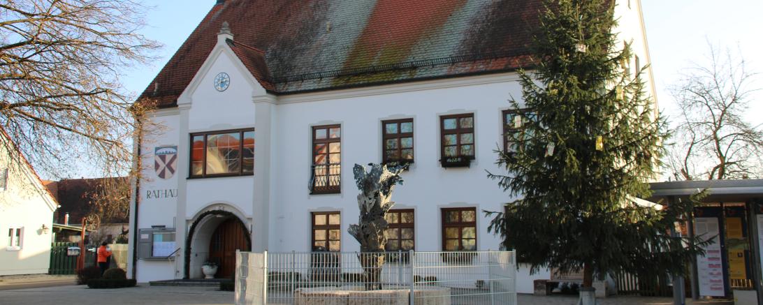 Das Bild zeigt das Rathaus in Deiningen.