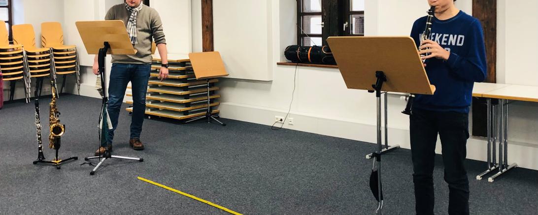 Das Bild zeigt den Einzelunterricht der Knabenkapelle Nördlingen.