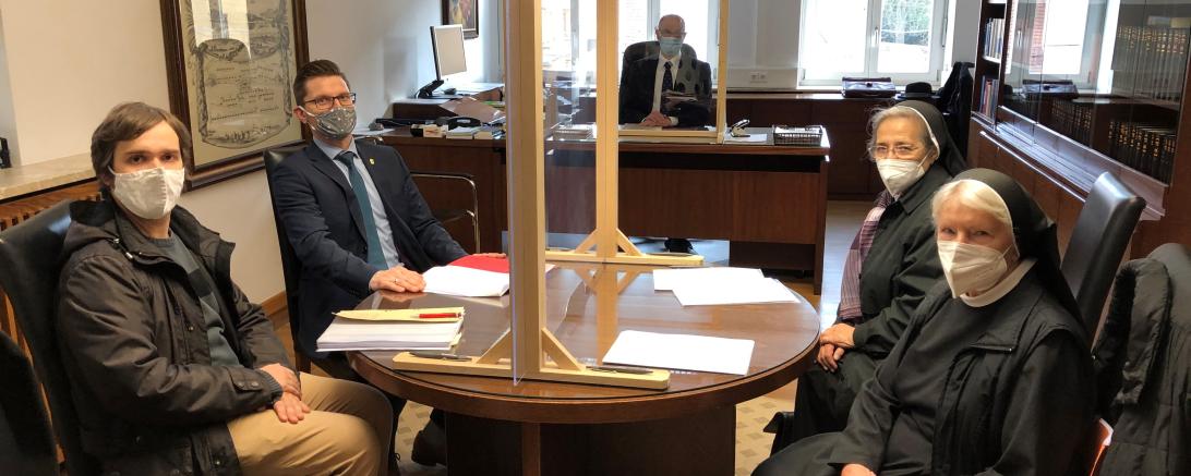 Das Bild zeigt Oberbürgermeister David Wittner bei der notariellen Beurkundung mit Johannes Hirner von der Stadtkämmerei (links), Notar Dr. Robert Lotter (Mitte) und den Schwestern Ludowika Lenz und Antonie Hümmer von der Maria Stern Kongregation der Franziskanerinnen (rechts). 