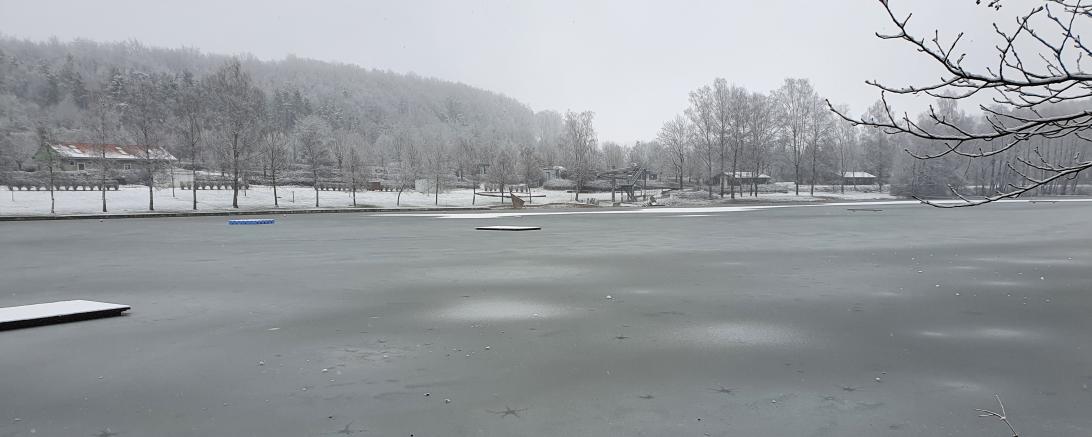 Das Bild zeigt eingefrorenes Eis.