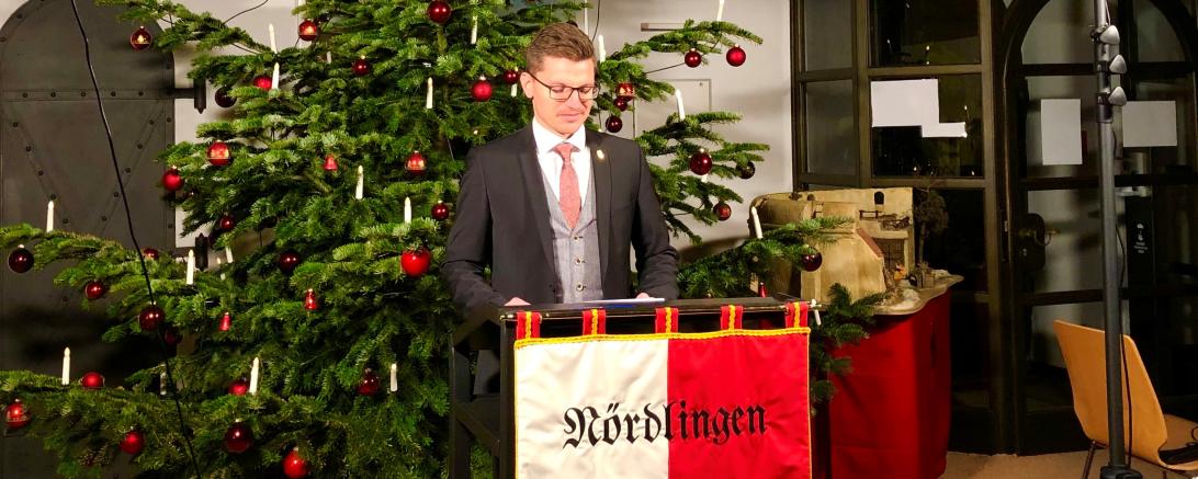 David Wittner vor Nördlingen-Pult und Weihnachtsbaum