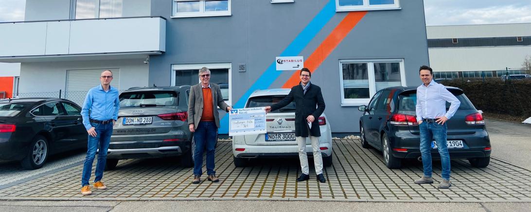 Vertreter der Maler Rauch Nördlingen GmbH übergeben einen Scheck über 2.000 Euro an Oberbürgermeister David Wittner für die „Nördlinger Hilfe in Not“ (v.l. Prokurist Peter Jaumann, Geschäftsführer und Gesellschafter Werner Rauch, Oberbürgermeister David Wittner, Prokurist Stephan Wenzel). 