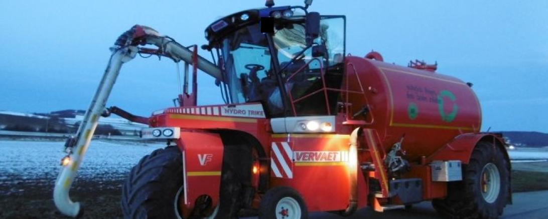 Überbreite landwirtschaftliche Arbeitsmaschine