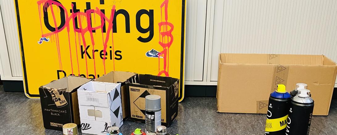 Polizeibeamten fanden im Jugendzimmer eines 18-jährigen Mannes aus Otting 24 Spraydosen und Marihuana. 