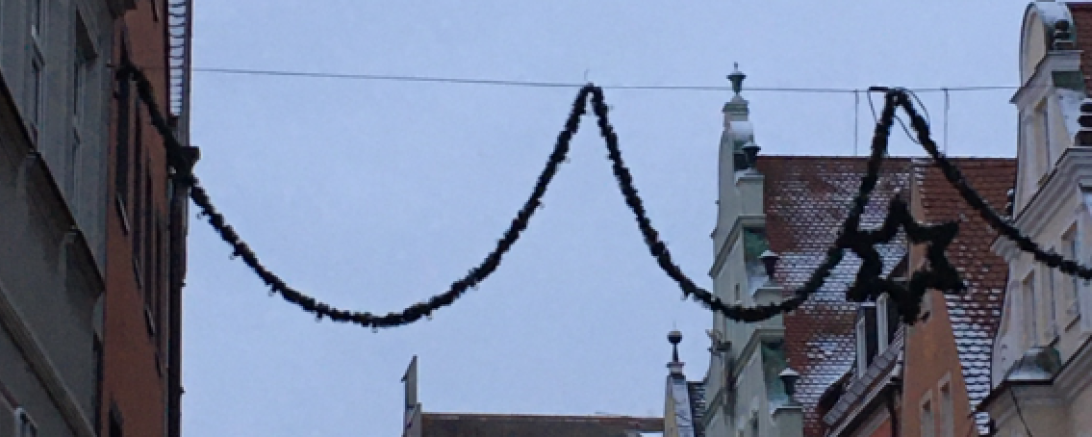 Girlanden hängen über Straßenzug