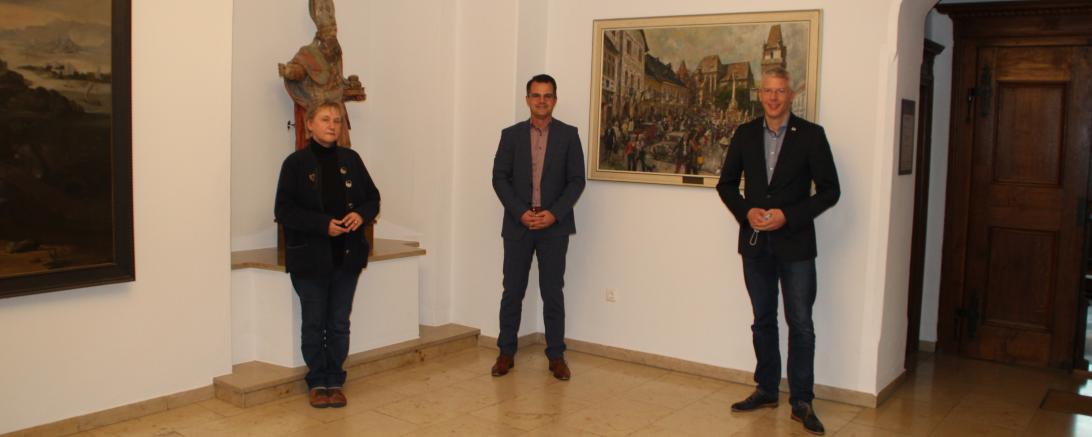 : Gertrud Hammer, Werkleiterin Stadtwerke Donauwörth; Jürgen Sorré, Oberbürgermeister Große Kreisstadt Donauwörth; Veit Meggle, Bürgermeister Gemeinde Mertingen und Vorsitzender des Abwasserzweckverbandes Schmuttermündung. Nicht im Bild: Martin Paninka, Bürgermeister Gemeinde Asbach-Bäumenheim und stv. Vorsitzender des Abwasserzweckverbandes Schmuttermündung.