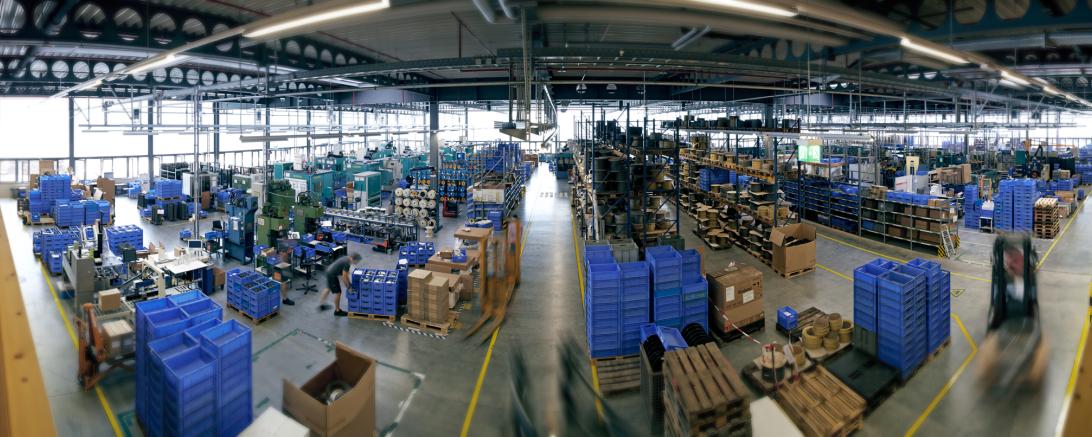 Das Bild zeigt einen Blick auf die Fertigung