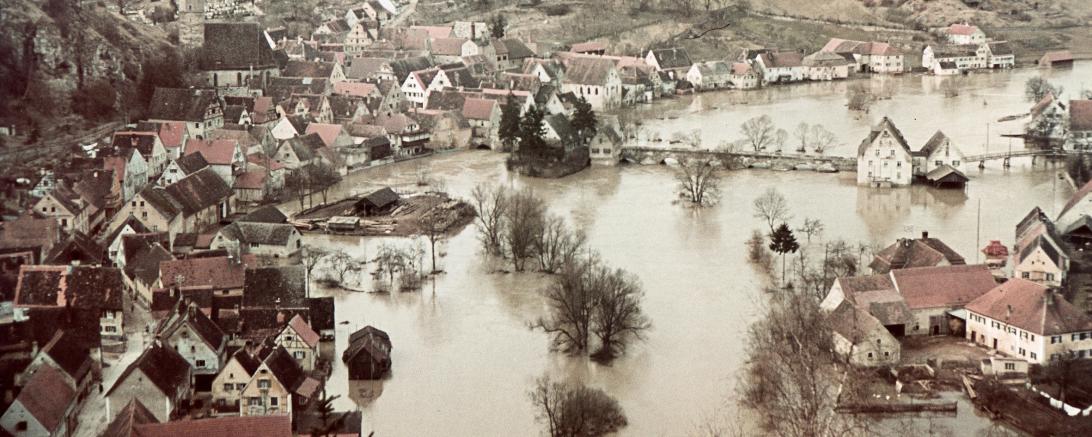 Das Bild zeigt einen Blick auf das Hochwasser in Harburg.
