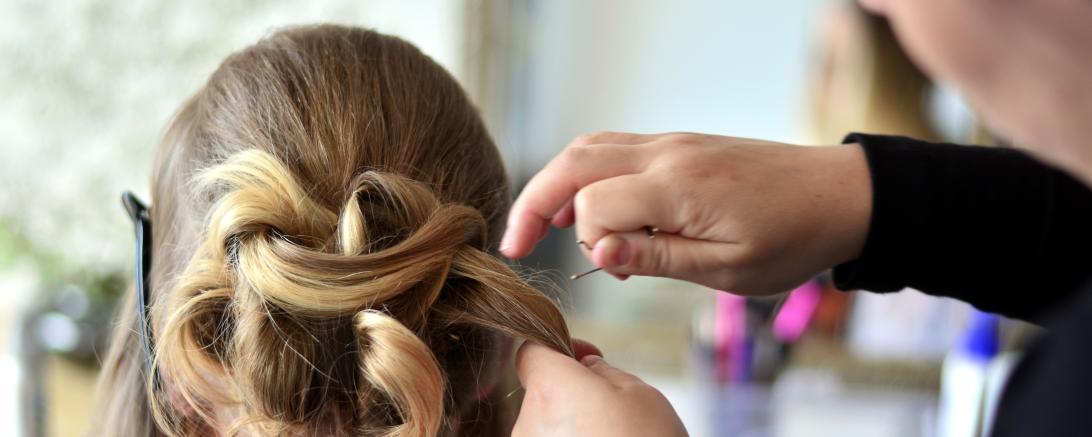 Friseur frisiert Frau