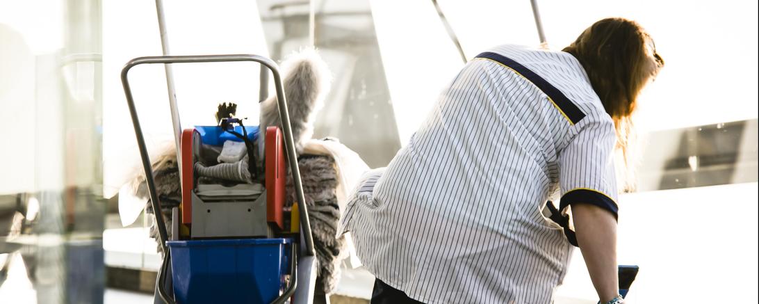 Das Bild zeigt eine Reinigungsfachkraft.