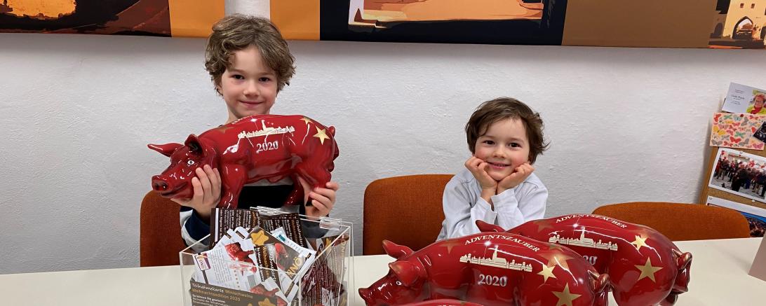 Das Bild zeigt Hannes und Paul Gerstmeyr mit dem Gewinn.