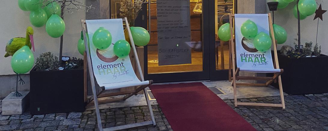 Eingang element Haar, mit Luftballons und Stühlen