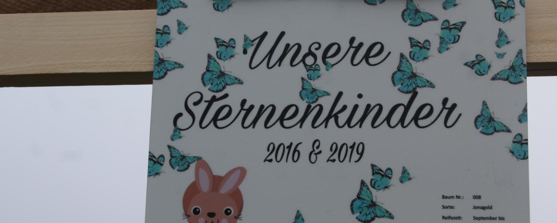 Das Bild zeigt ein Schild des Erinnerungswaldes.