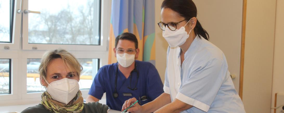 Im Donauwörther Krankenahaus wird Anja Habicht von Christa Strehler geimpft, unter ärztlicher Aufsicht durch Dr. Christian Mayer 