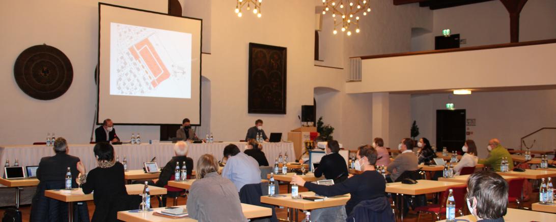Stadträte mit Maske bei Sitzung im Stadtsaal Klösterle