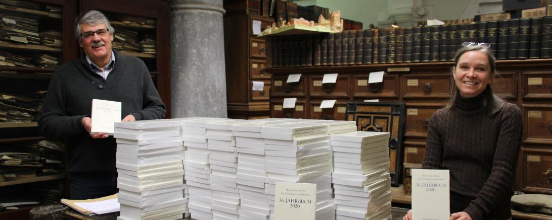 Das Bild zeigt Dr. Wilfried Sponsel und Andrea Kugler beim Präsentieren das 36. Jahrbuch des Historischen Vereins für Nördlingen und das Ries.
