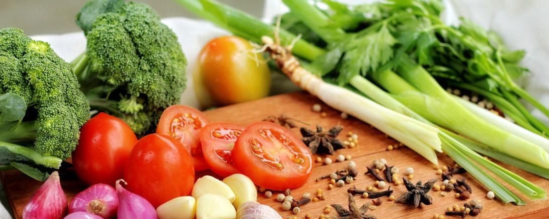 Das Bild zeigt Gemüse zum Kochen.