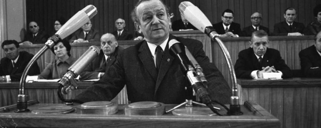 Das Bild zeigt Ludwig Mecklinger im März 1972 bei einer Rede vor der Volkskammer in Berlin.