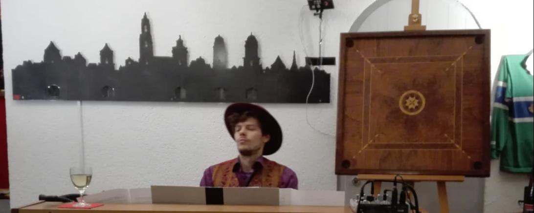 Mann mit Hut sitzt am Klavier