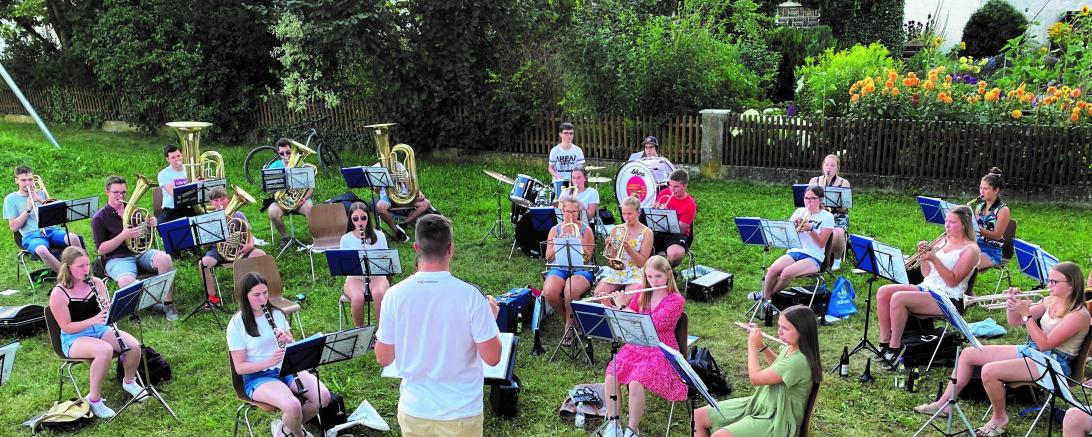 Das Bild zeigt Proben unter freiem Himmel - im vergangenen Sommer konnten die Fremdinger Musiker auf diese Art musizieren.