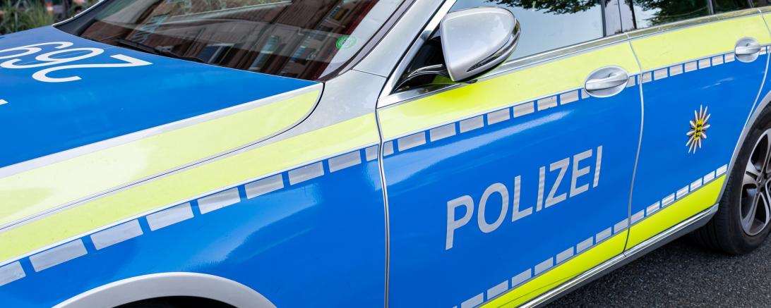 Das Bild zeigt einen Polizeiwagen.