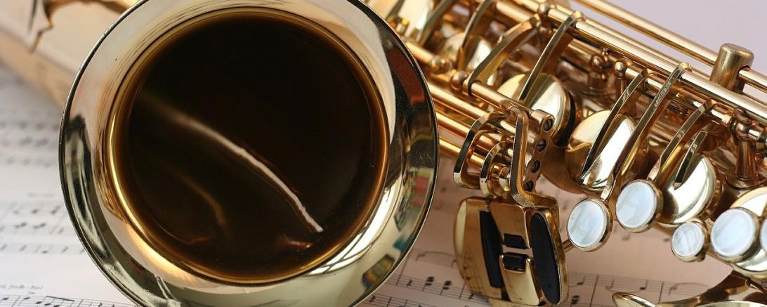Das Bild zeigt ein Saxophon.