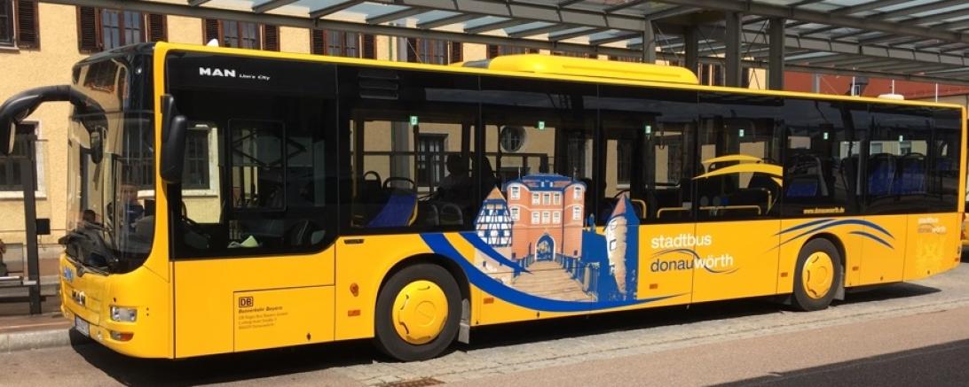 Gelber Bus steht an Haltestelle