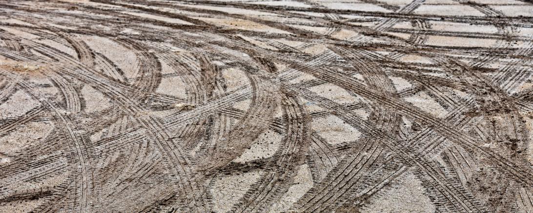 Reifenspuren auf verschneitem Asphalt