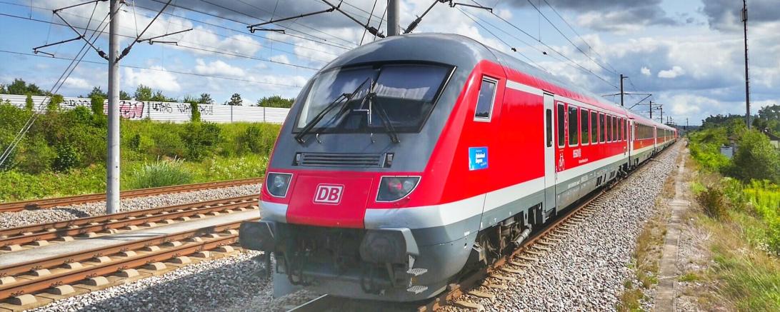 Roter Zug fährt auf Gleisen