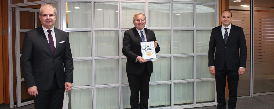 Michael Kruck, Franz Miller und Alexander Lehmann mit Urkunde