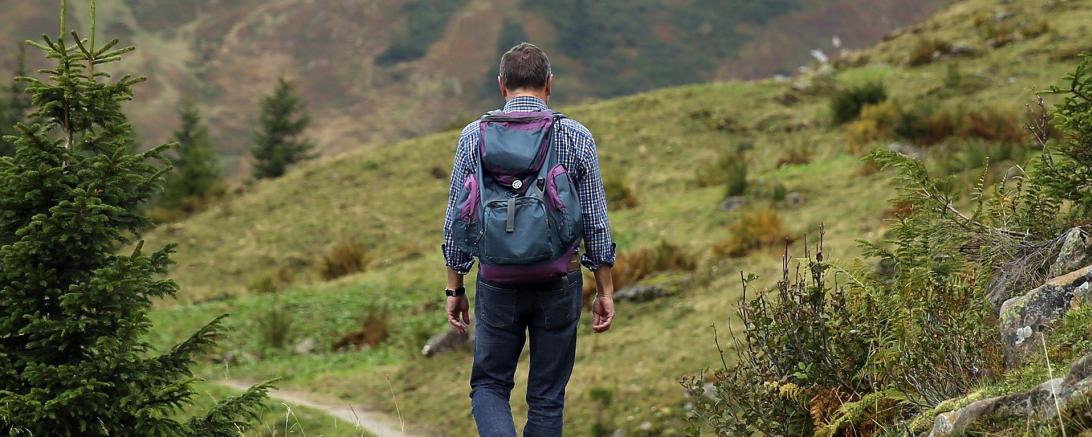 Das Bild zeigt einen Mann in den Bergen.
