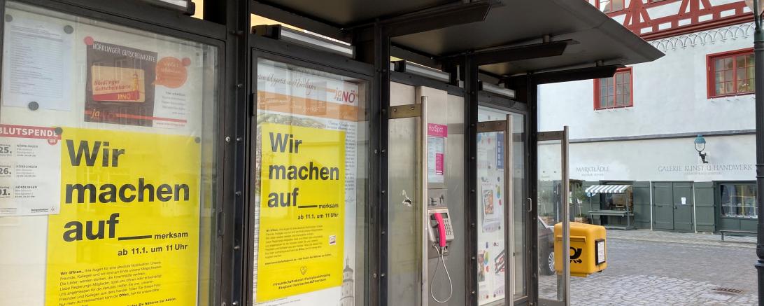 Das Bild zeigt den Schaukasten von Stadt und Stadtmarketingverein am Marktplatz.